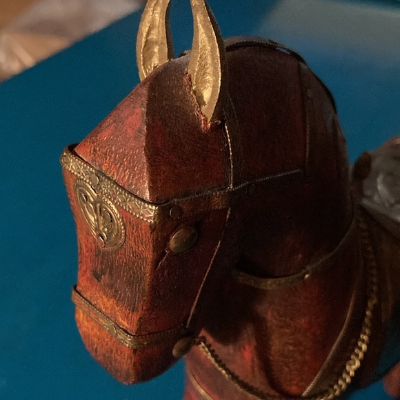 Wood/brass Horse statue from India. Exquisite detailed brass embellishments. - Picture 11 of 13